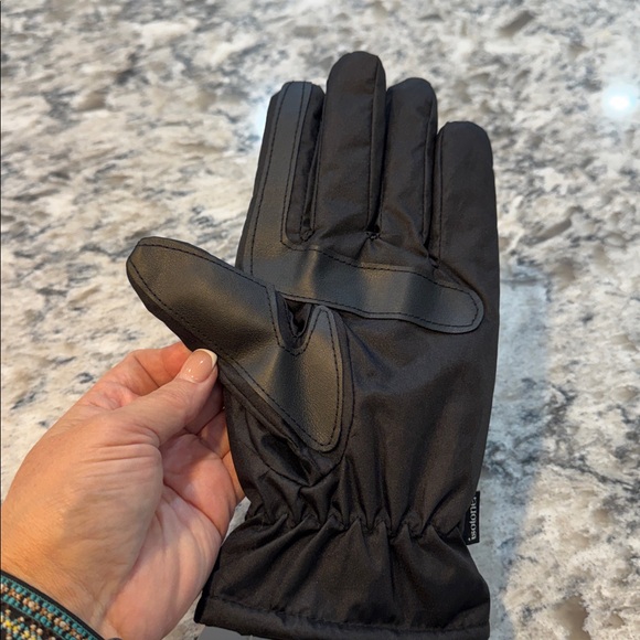 Isotoner | Sleek Heat Warmth w/o Bulk Insulated Gloves with Gathered Wrist Black - Picture 7 of 10